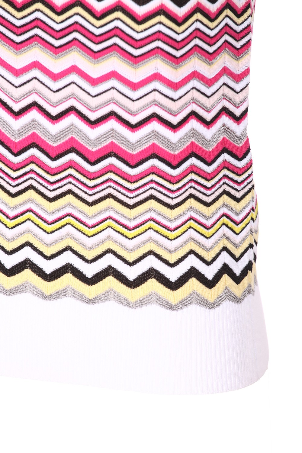 shop MISSONI Saldi Top: Missoni canotta nell' iconica fantasia multicolor.
Lavorato a maglia.
Scollo rotondo.
Interno foderato.
Composizione:  68% Cotone, 31% Viscosa, 1% Poliammide.
Fabbricato in Romania.. DS23SK0X BK022H-SM8N6 number 6088514